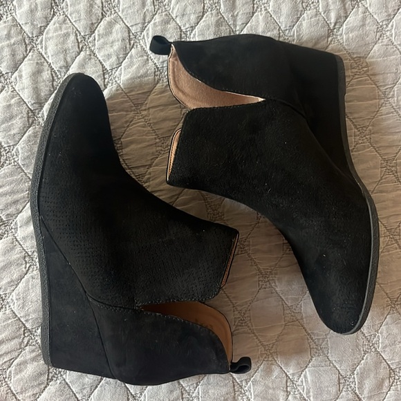 Journey Collection Black suede ankle boots size 8 1/2, Wide - Picture 3 of 6
